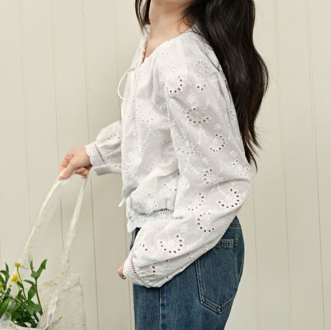 白ブラウス 花刺繍フリルリボン付きブラウス