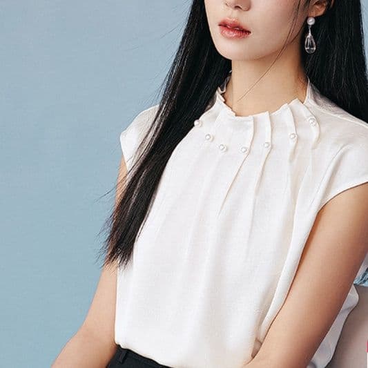 白ブラウス 真珠飾りプリーツ襟ノースリーブ