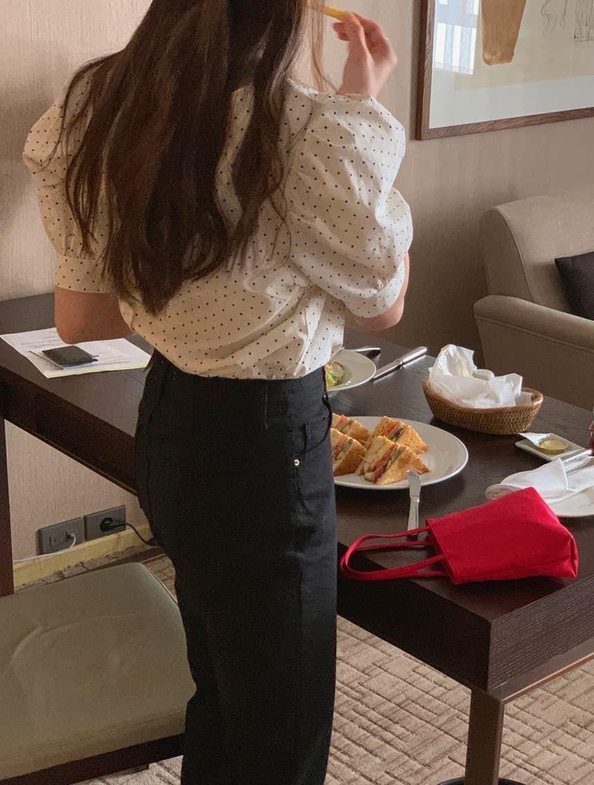 ドット柄パフスリーブシャツ上品な白ブラウス前後着用可能