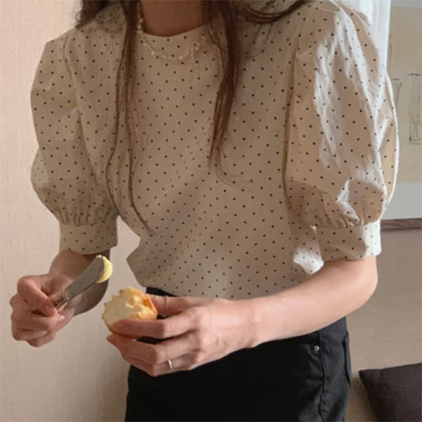ドット柄パフスリーブシャツ上品な白ブラウス前後着用可能