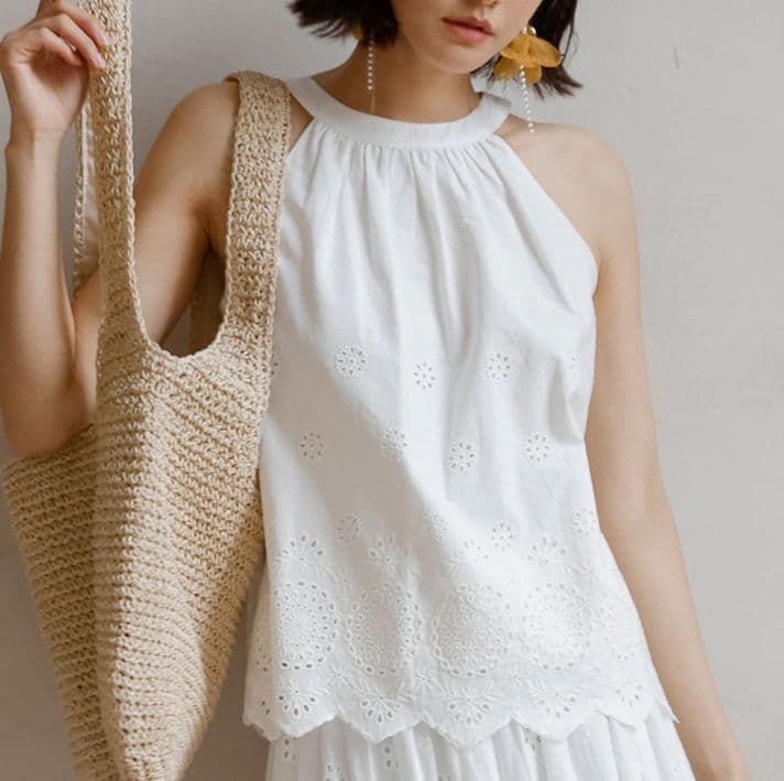 白ブラウス 花刺繍ホルターネックノースリーブ