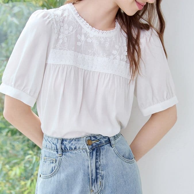 白ブラウス 花レース付き優美フリルブラウス