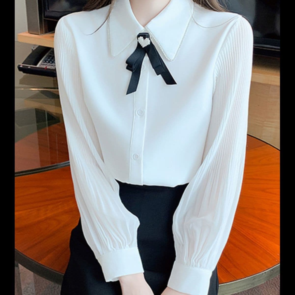 白ブラウス 宝石飾りリボン付プリーツ袖ブラウス