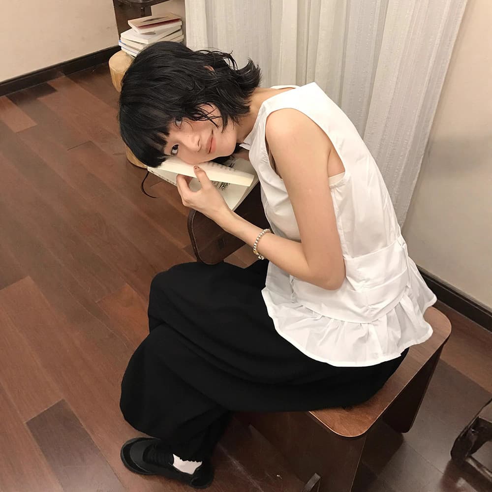 白ブラウス フリルヘム ノースリーブブラウス